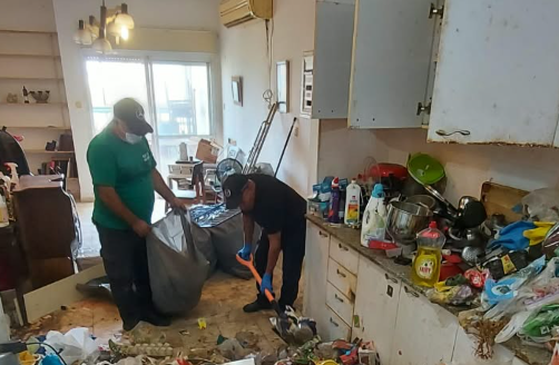 תמונת נושא למאמר: הסוד של המקצוענים לדירות מוזנחות: איך אנחנו משתמשים ב"סנו פורטה פלוס" כדי לנצח שומן ולכלוך של עשור