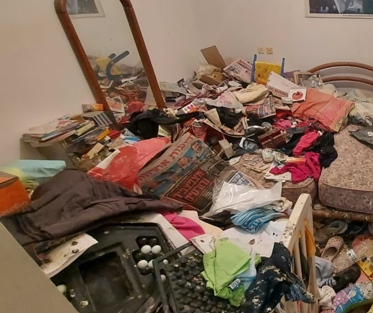 תמונת נושא למאמר: מצילים אסונות "עשה זאת בעצמך": למה ניקוי דירה מוזנחת לבד נגמר בנזק בלתי הפיך (או במיון)?