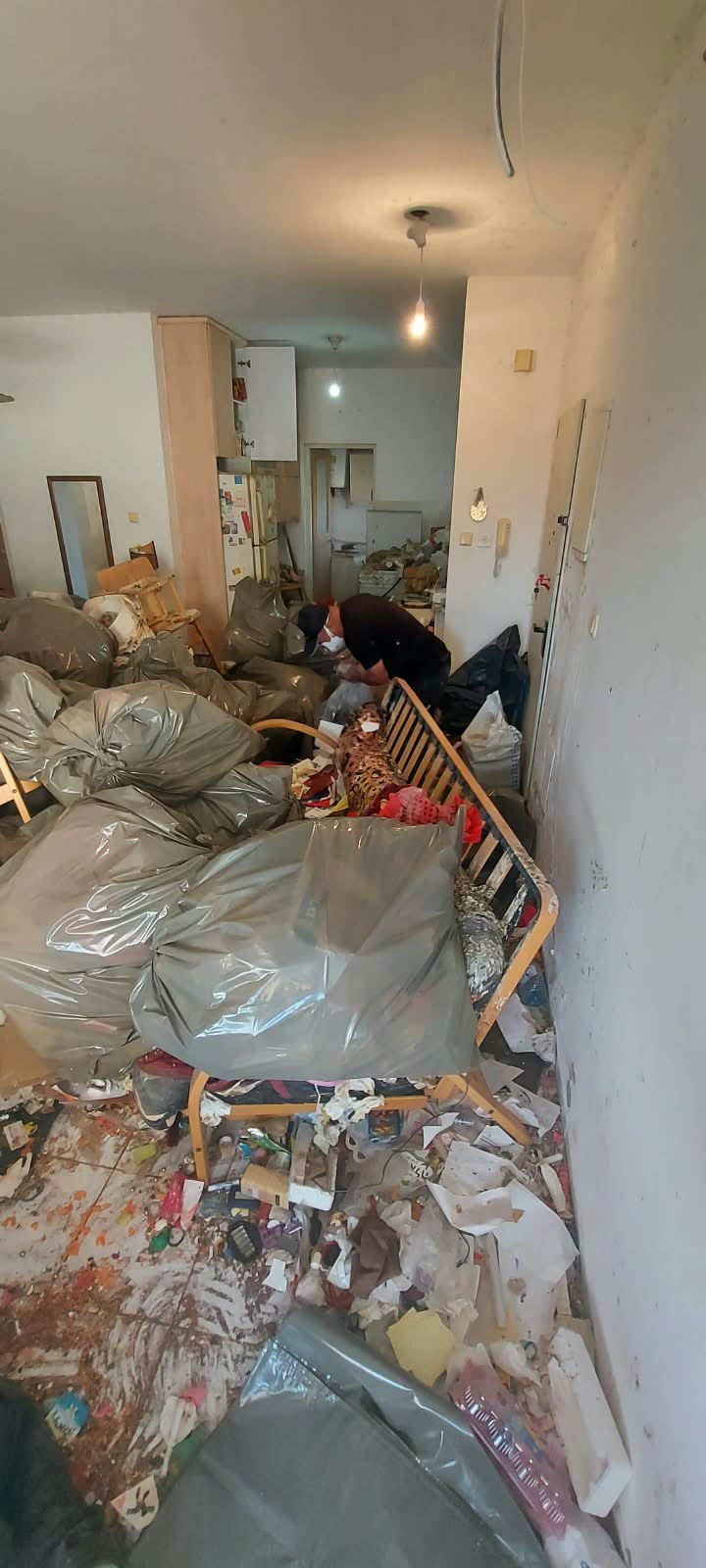צוות שי אורז שקיות פינוי בדירה מוזנחת